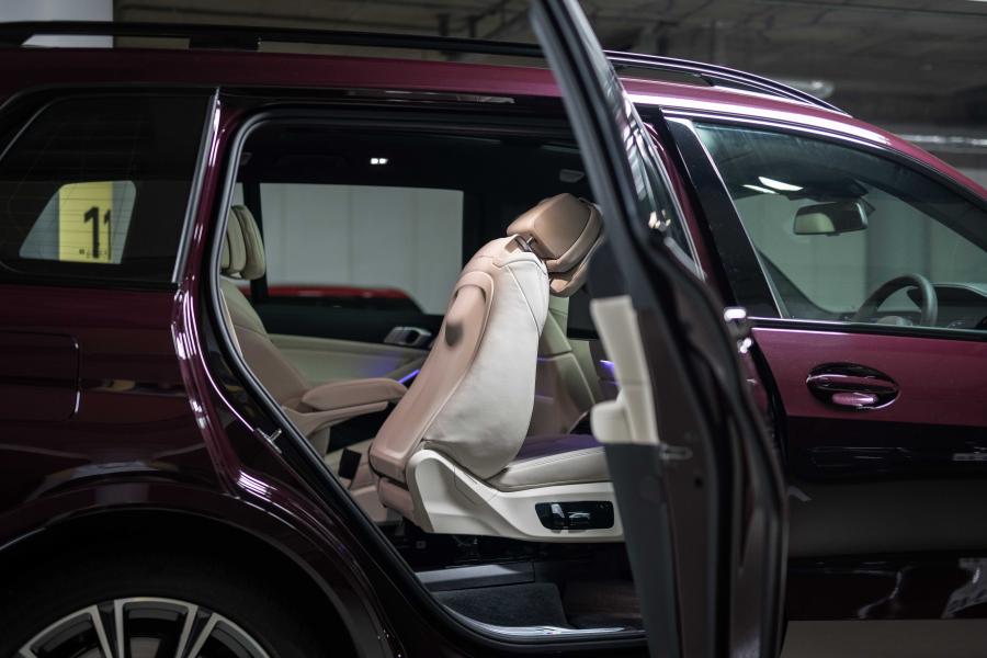 Интерьер BMW X7 M50i (G07) 2019 года  (JP) (фото 4 из 18)